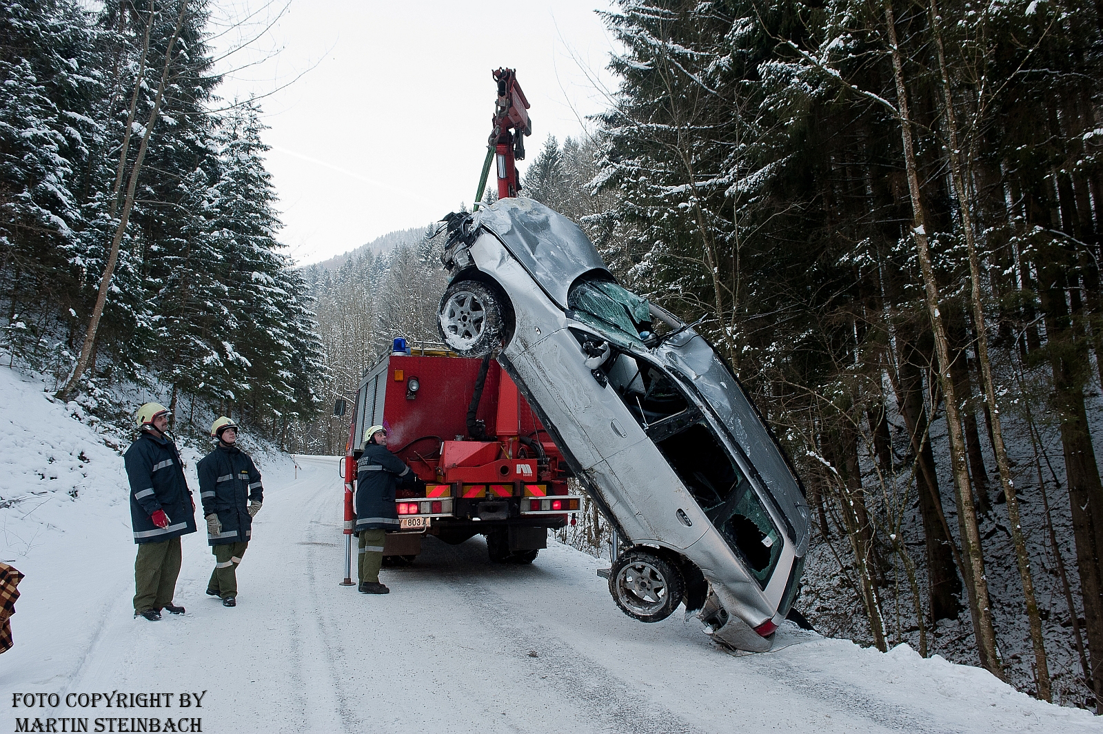 Fahrzeugbergung St. Georgen/Klaus [Foto: Martin Steinbach, NÖN Ybbstal]