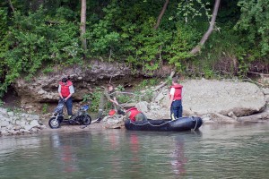 Mopedbergung aus der Ybbs (c) Martin Steinbach / NÖN Ybbstal