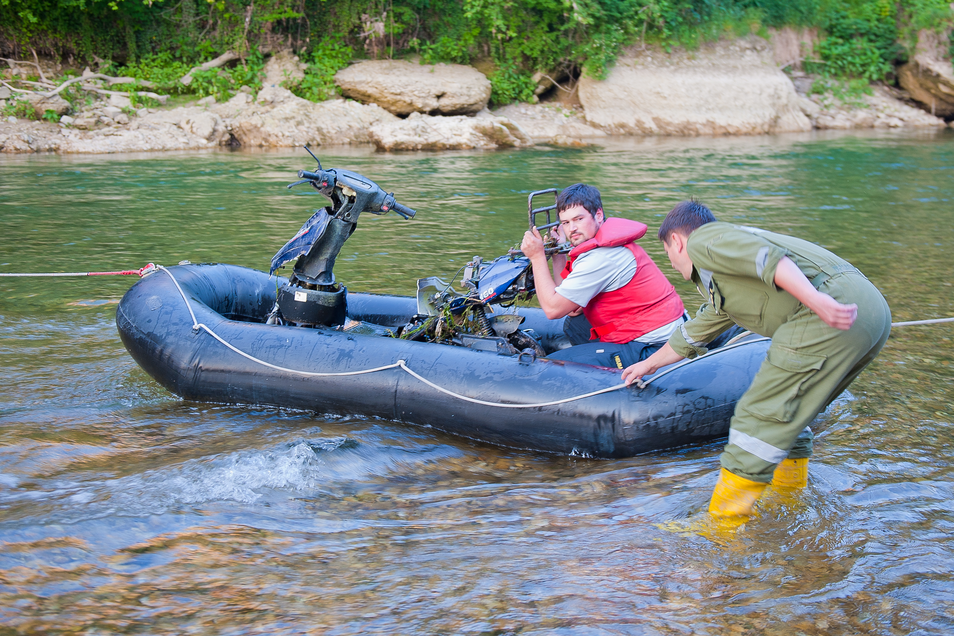 Mopedbergung aus der Ybbs (c) Martin Steinbach / NÖN Ybbstal