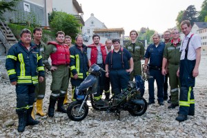 Mopedbergung aus der Ybbs (c) Martin Steinbach / NÖN Ybbstal