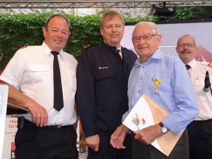 Ehrenmedaille für 60 Jahre verdienstvolle Tätigkeit im Feuerwehrwesen an EBR Johann Engelbrechtsmüller